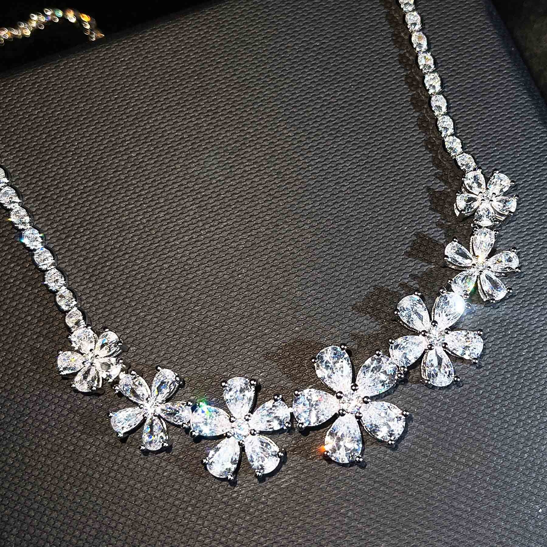 Luxury Crystal Flower Pendant Necklace For Women Jewelry Super Flash Silver Plated Clavicle Chain Necklaces Lady Wedding Jewelry