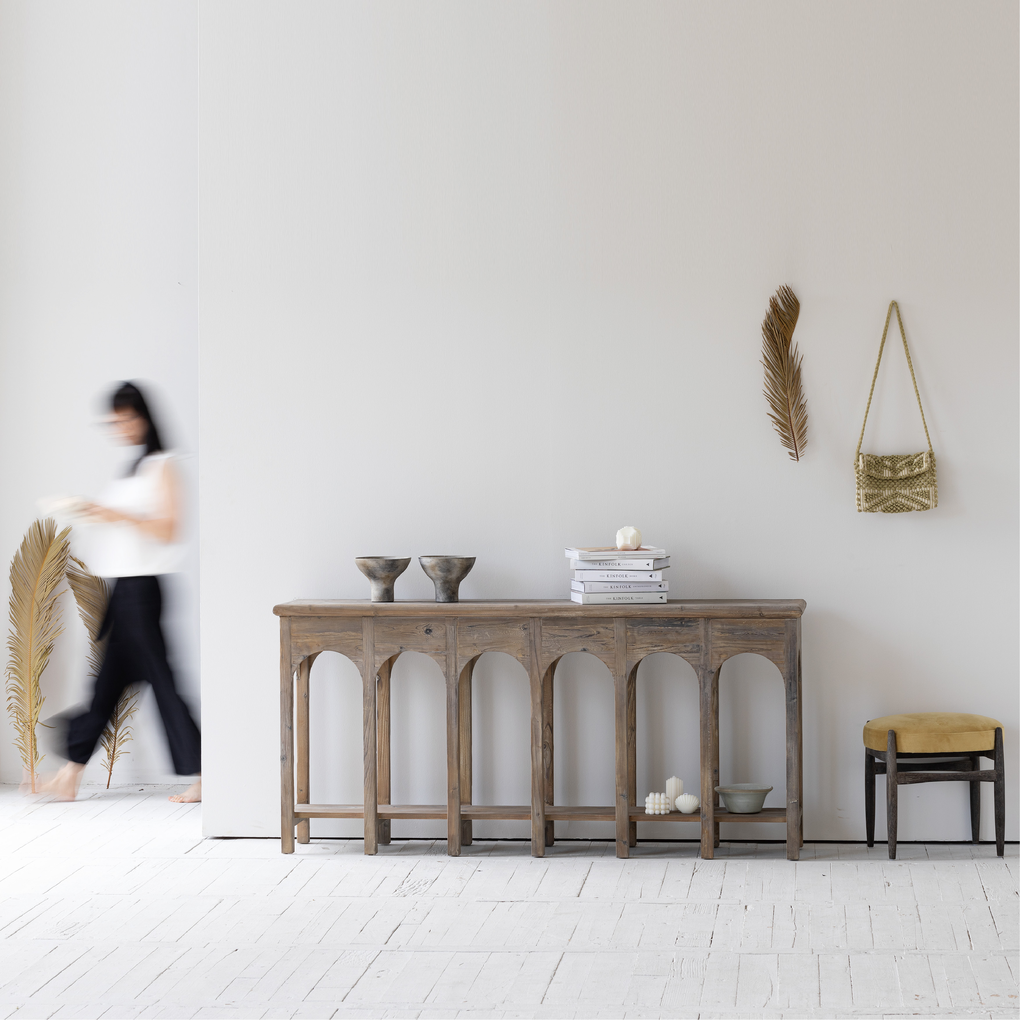 Винтажный фифифитовый стиль Wabi sabi, смешанный со старой римской архитектурной декорацией arc deco, деревянный стол с боковыми акцентами