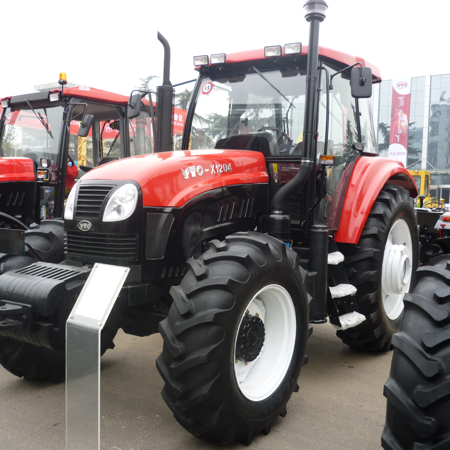 Китайский бренд сельскохозяйственный трактор YTO 120HP 4WD сельскохозяйственное оборудование с Заводской ценой