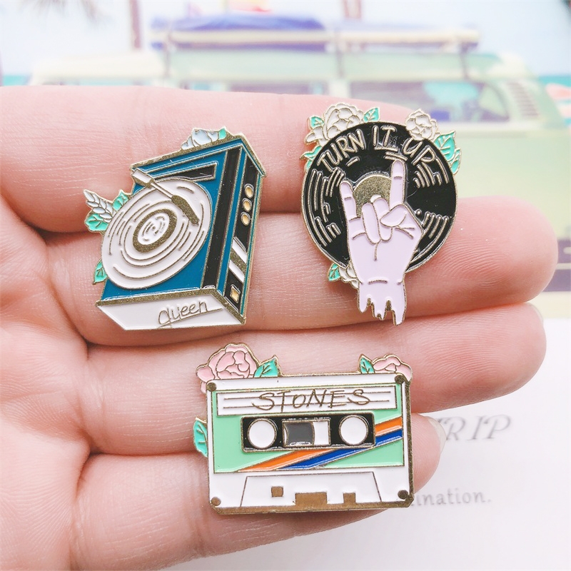 China factory wholesale no minimum gifts cartoon soft enamel pin for kids