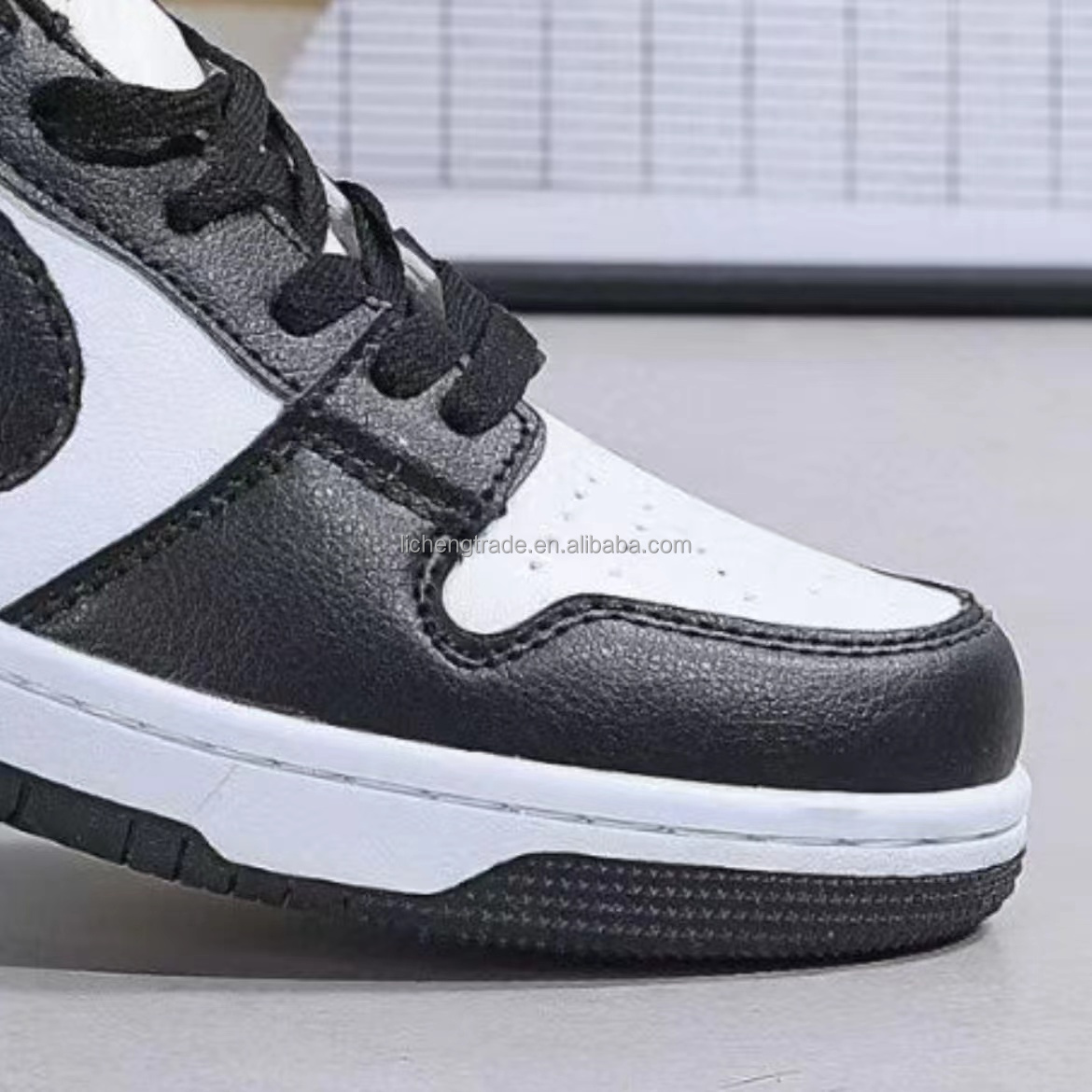 Newly Designed High-end Stock Shoes Men's Sports Shoes Sneakers And Women's Casual Low-Top Shoes Wholesale Manufacturers