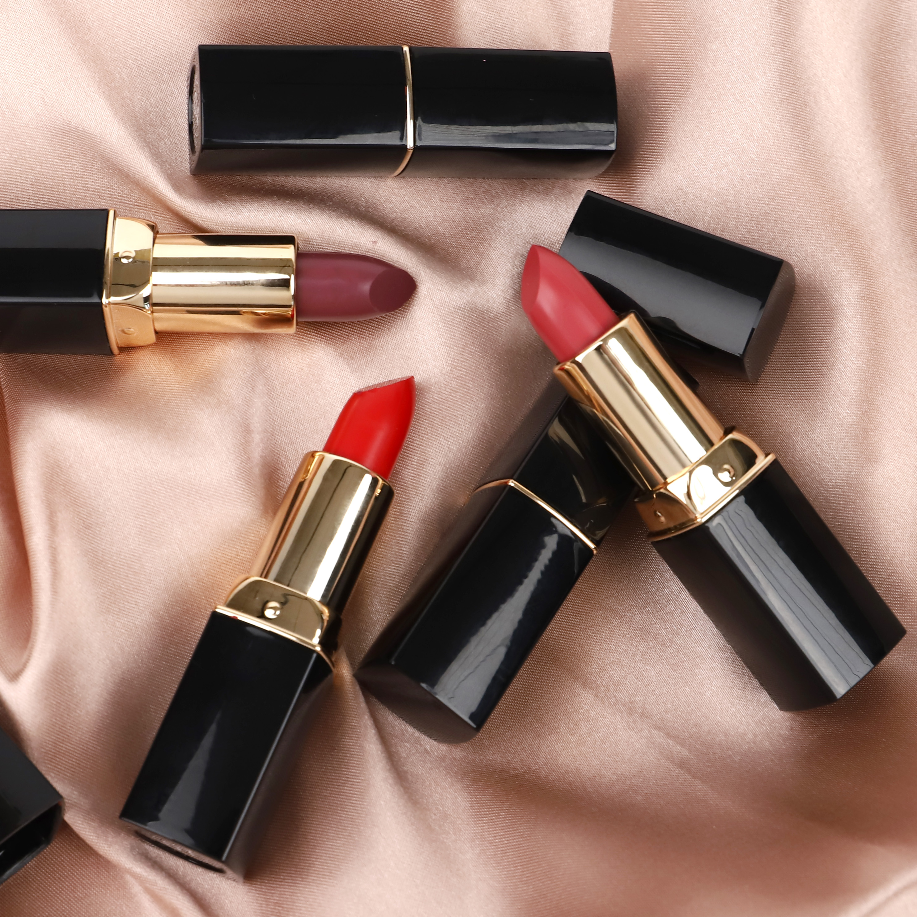 Factory direct wholesale 5 colors matte lipstick low MOQ red color lipstick private label with cosmetic packaging lipstick