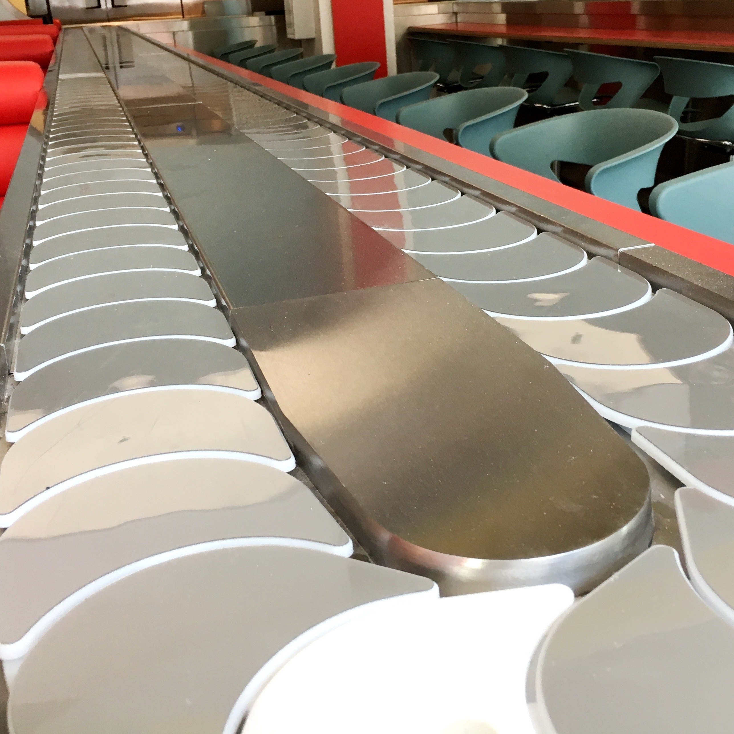 Классический конвейер для суши Kaiten с подъемами