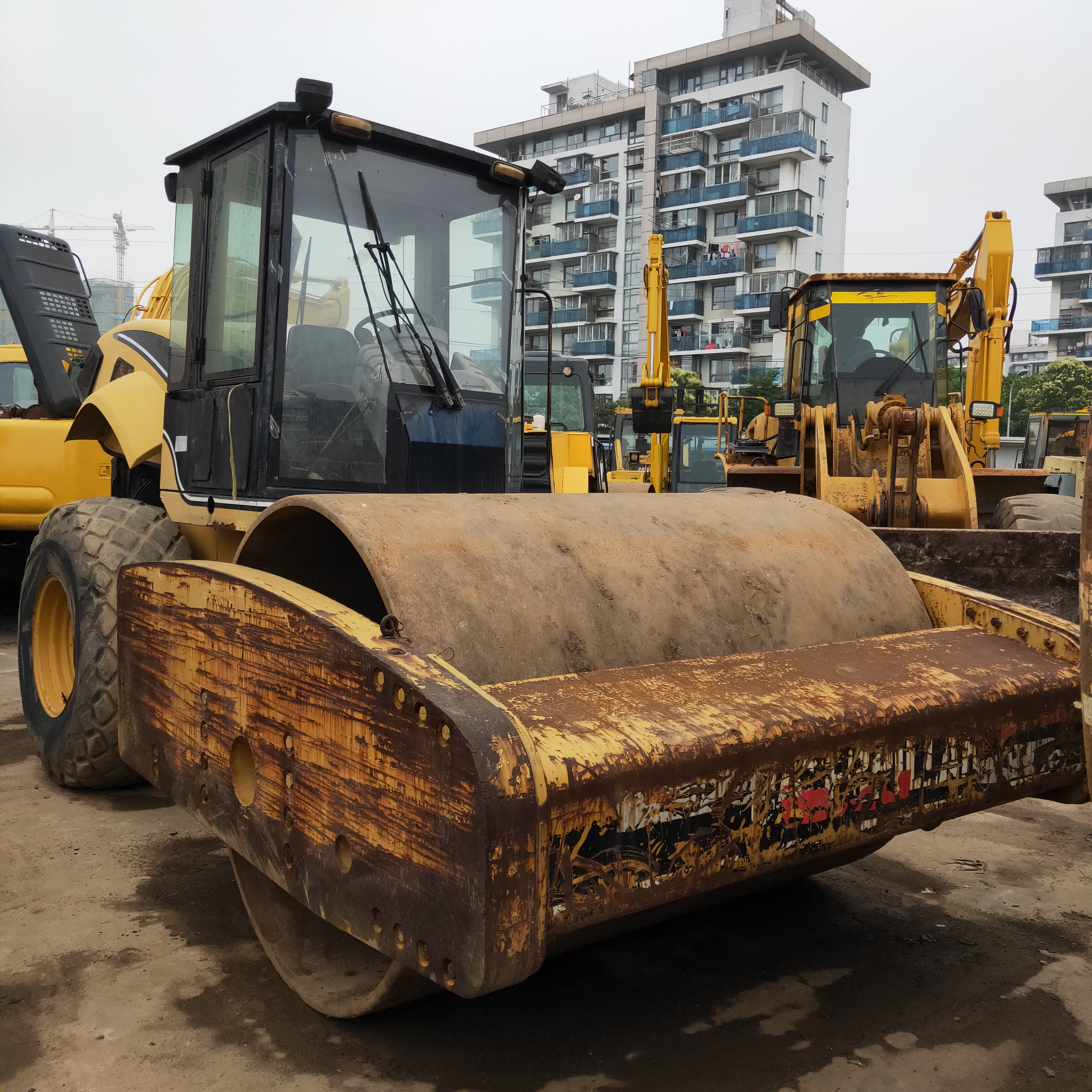 Used secondhand CAT 863 Roader Roller For sale with good performance and good condition