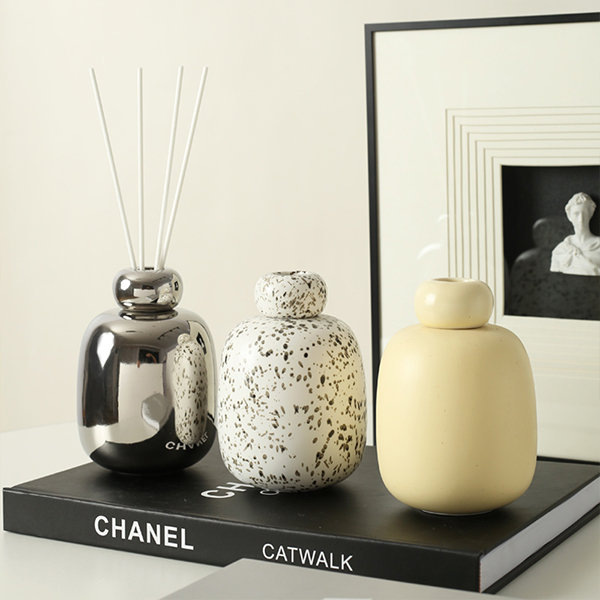 2024 New Design Luxury Round Empty Reed Diffuser Bottle 500ml Matte White Frosted Ceramic Aroma Reed Diffuser Bottle Wholesale