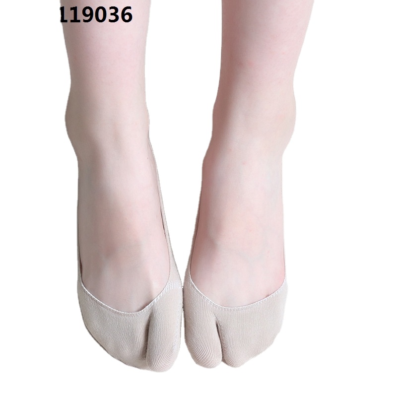 Factory direct wholesale comfortable women cute non slip two toe boat sock Not easy to fall off
