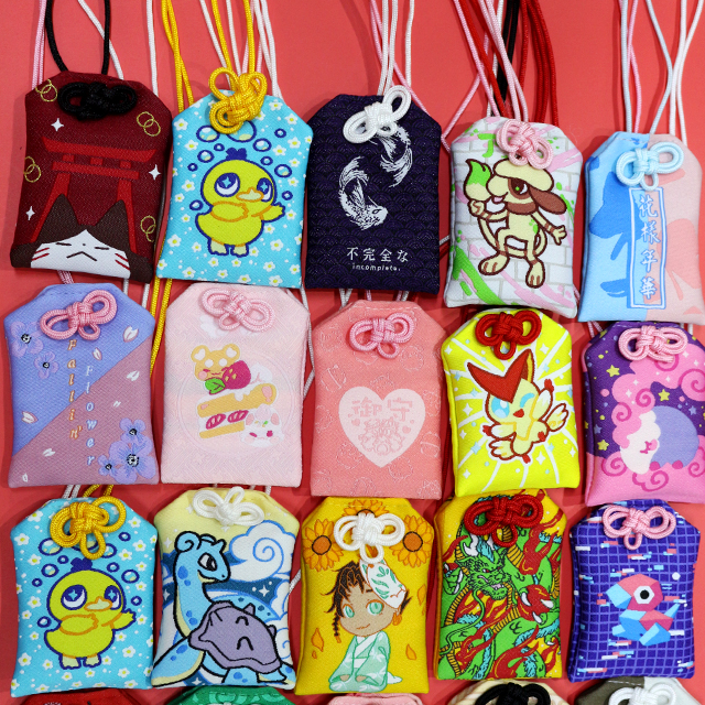 Подвески Omamori на заказ, вышитые для успеха