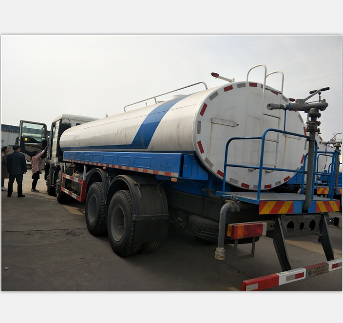 Used Sinotruk 25000 L Sprinkle Water Tanker Truck