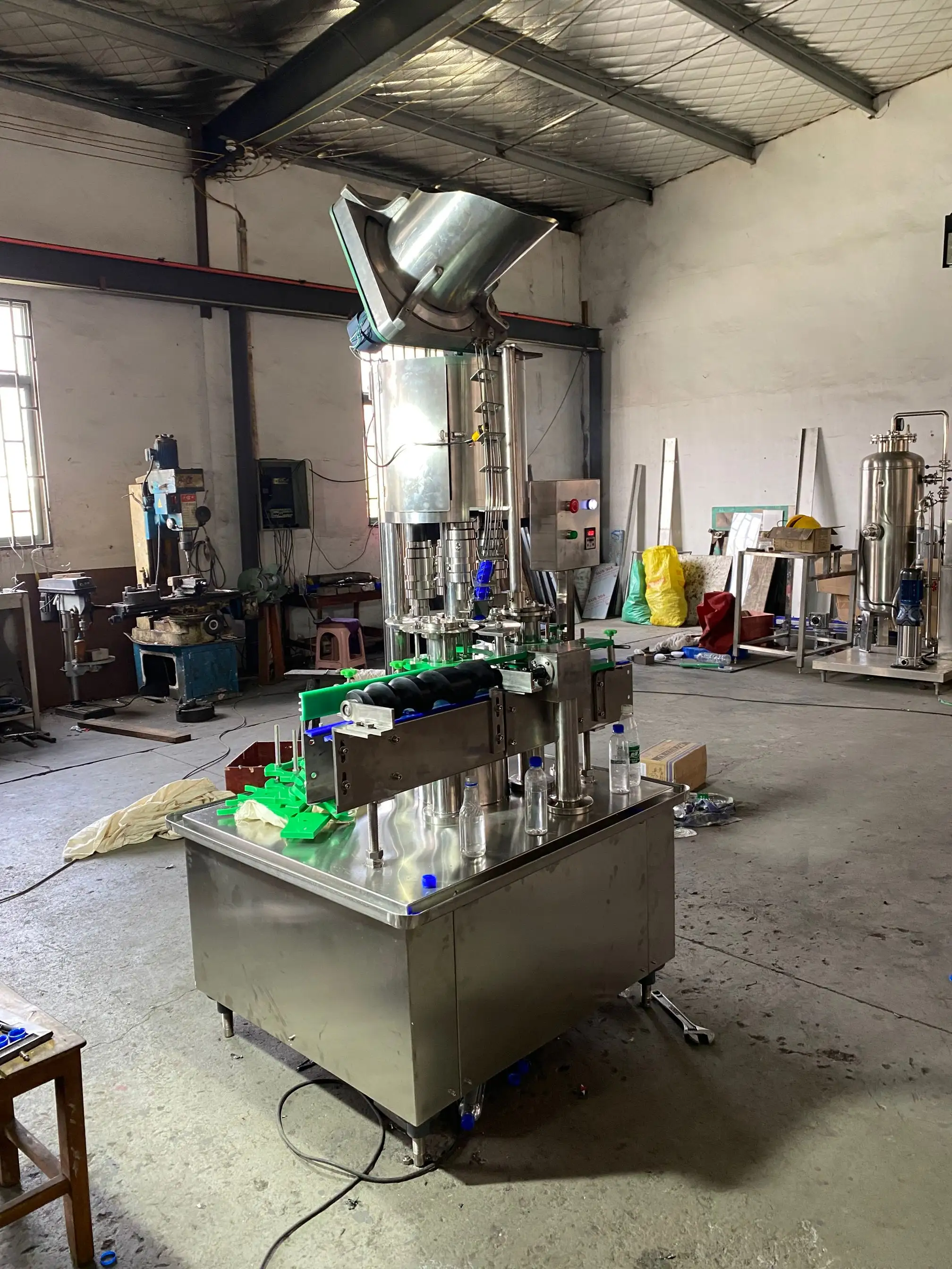 China factory producing automatic plastic bottle screw cap machine