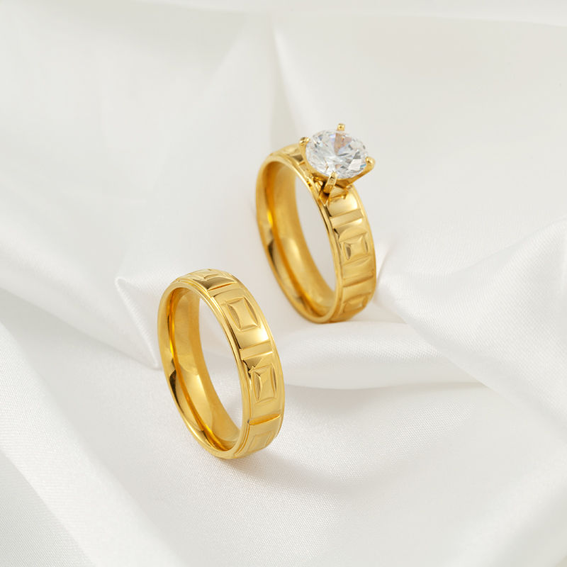 Weddings jewelry Classic style simple and elegant printing stailess steel 18K gold diamond engagement wedding ring set