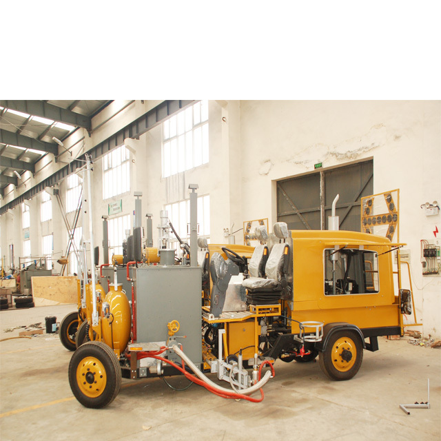 Hot melt extrusion type surface thermoplastic road marking equipment