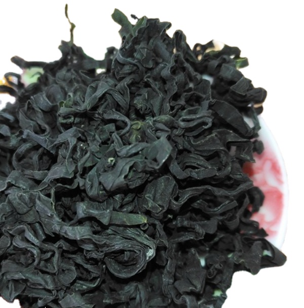Сырые сухие пищевые морские продукты, здоровые коричневые водоросли, высушенные листья кусария пиннатафида