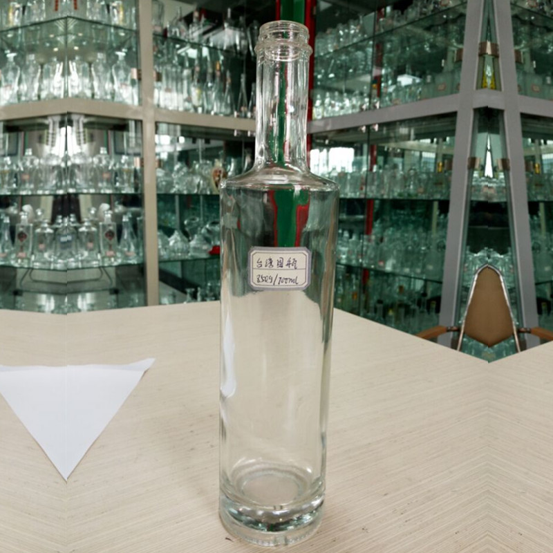 Ruisheng bespoke round 700ml cork top clear gin bottle transparent 1L spirit liquor glass bottles wholesaler for wine drinking