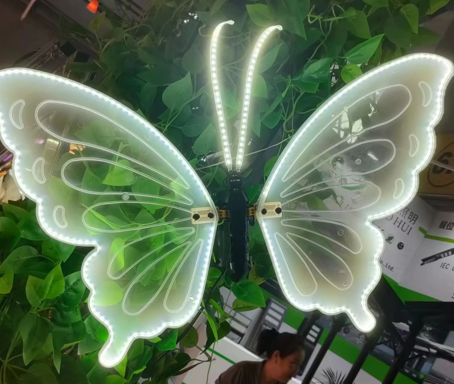Electric Butterfly Wedding PartyWedding wedding props luminous iris scene metal iron stage decoration new landing road lighting
