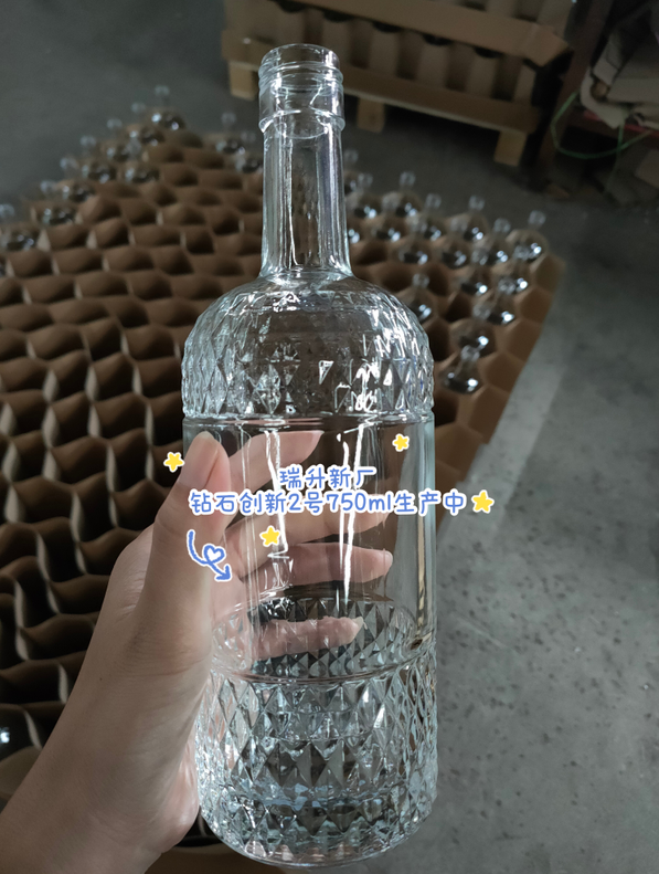Custom 500ml 700ml Wholesale empty vodka glass wine bottle gin rum 750ml glass liquor bottles with corks