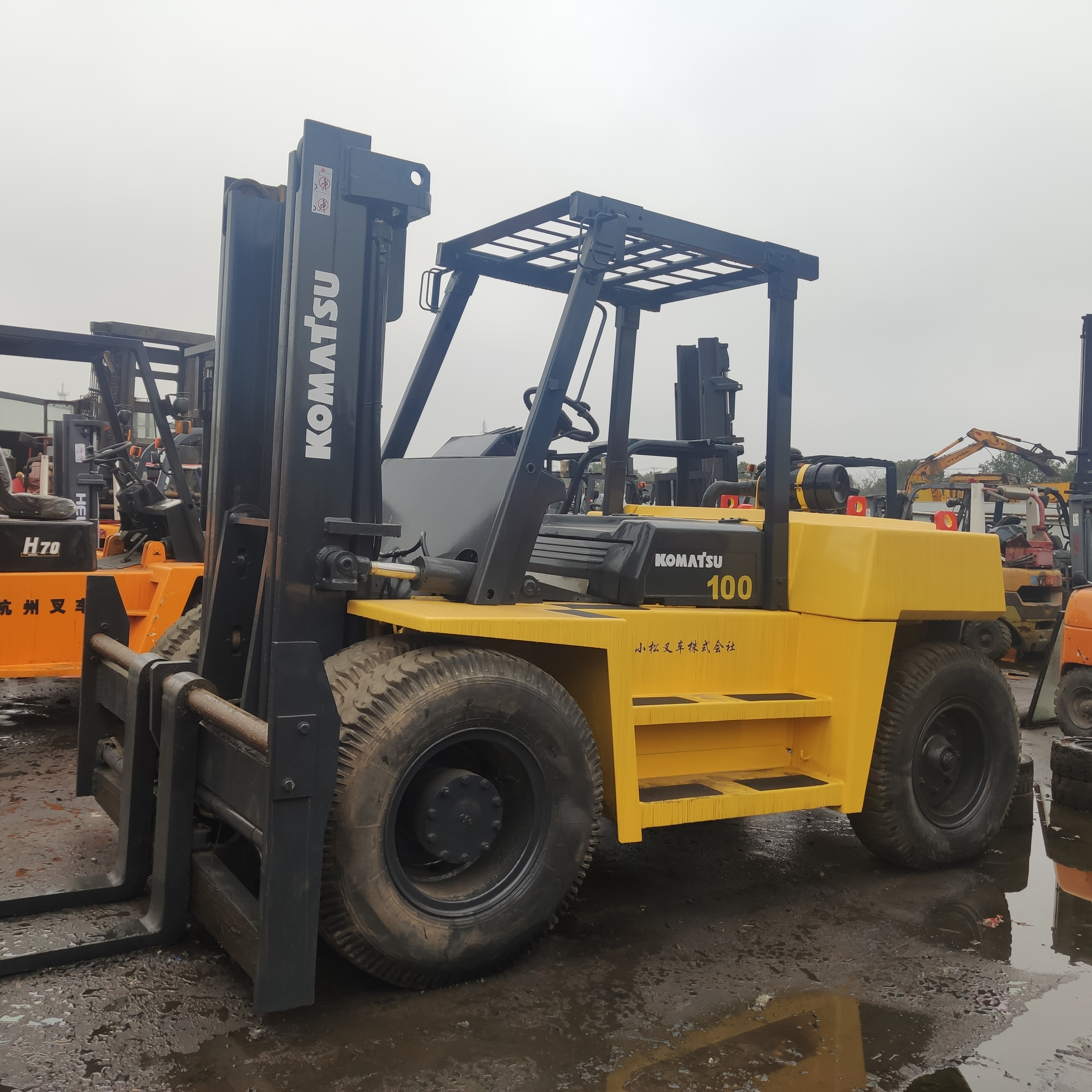 Недорогой Подержанный вилочный погрузчик KOMATSU fd100 для продажи