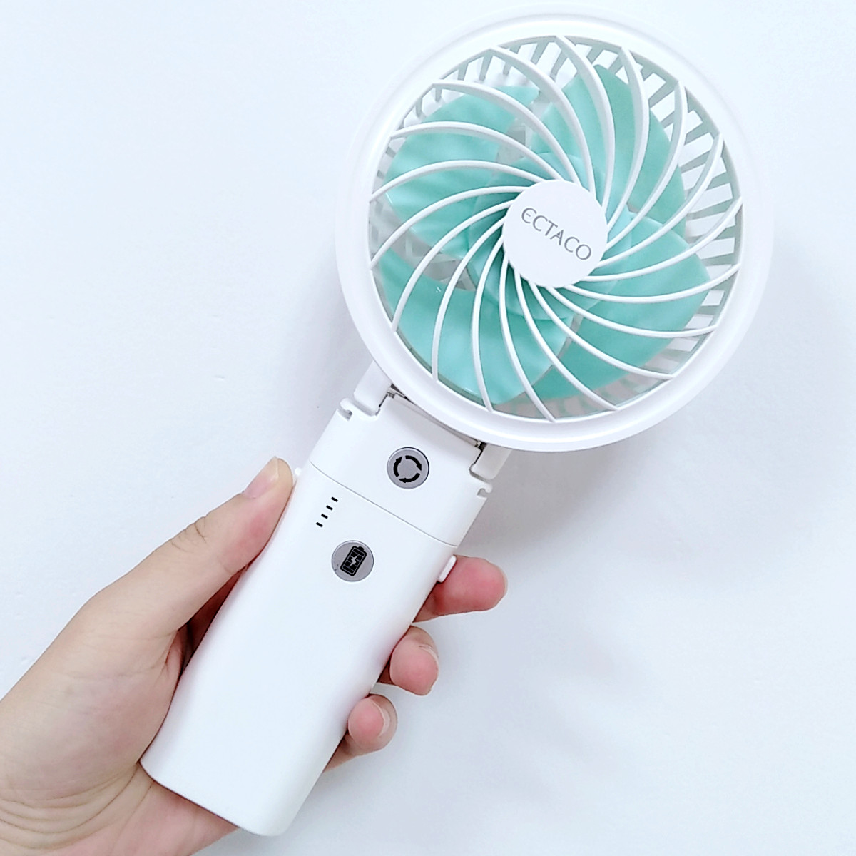 HandFan новые продукты Складная с переносным источником питания постоянного Ручной мини батарея управляемый портативный вентилятор
