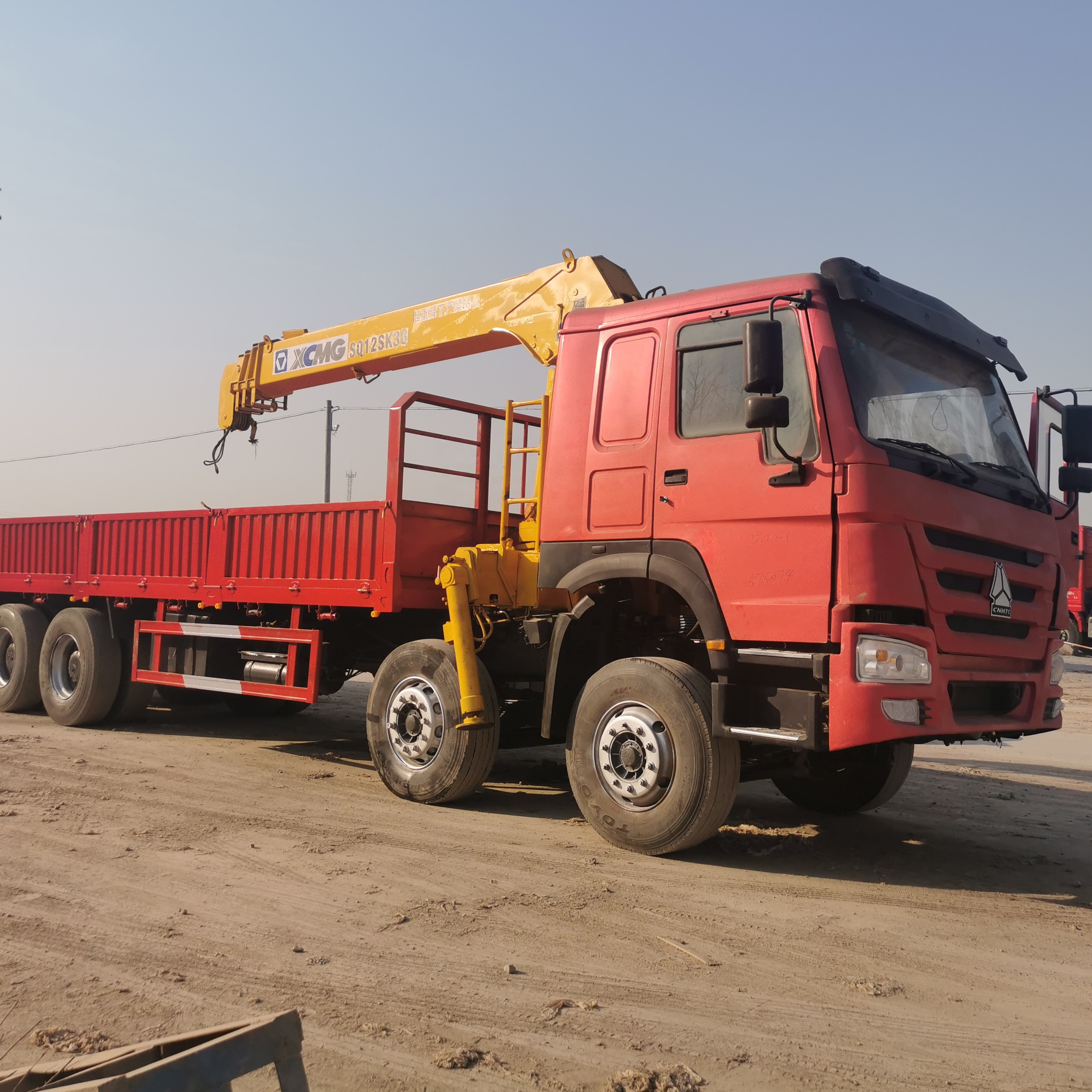 Sinotruck 8x4 crane truck good load capacity pick up crane for sale