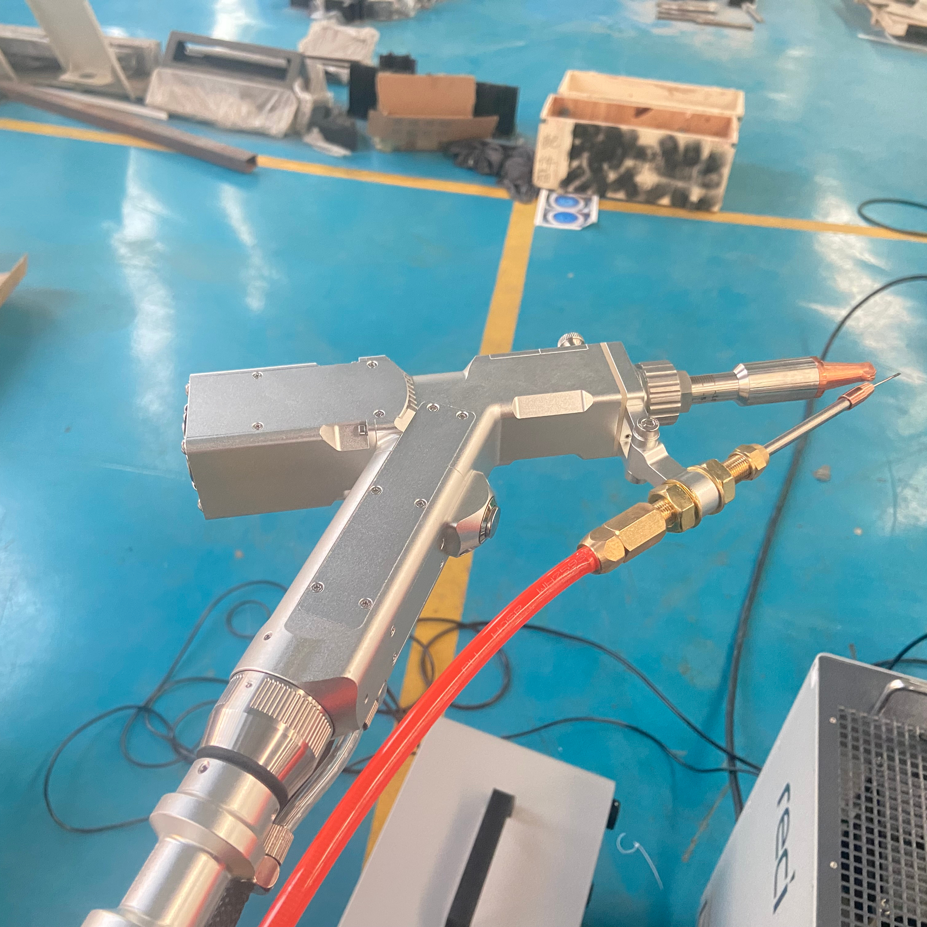 1000W portable hand held fiber optic laser Welding machine gun for metal steel sheet aluminum sheet Metal welders machine