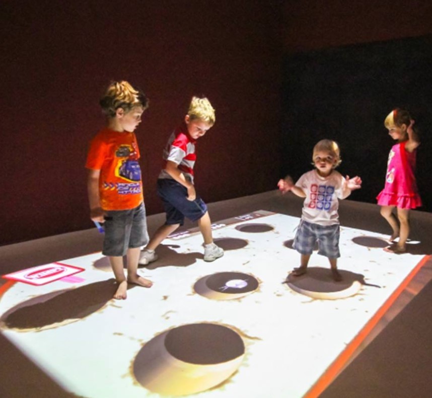 Interactive Floor Projection with high accuracy for entertainment