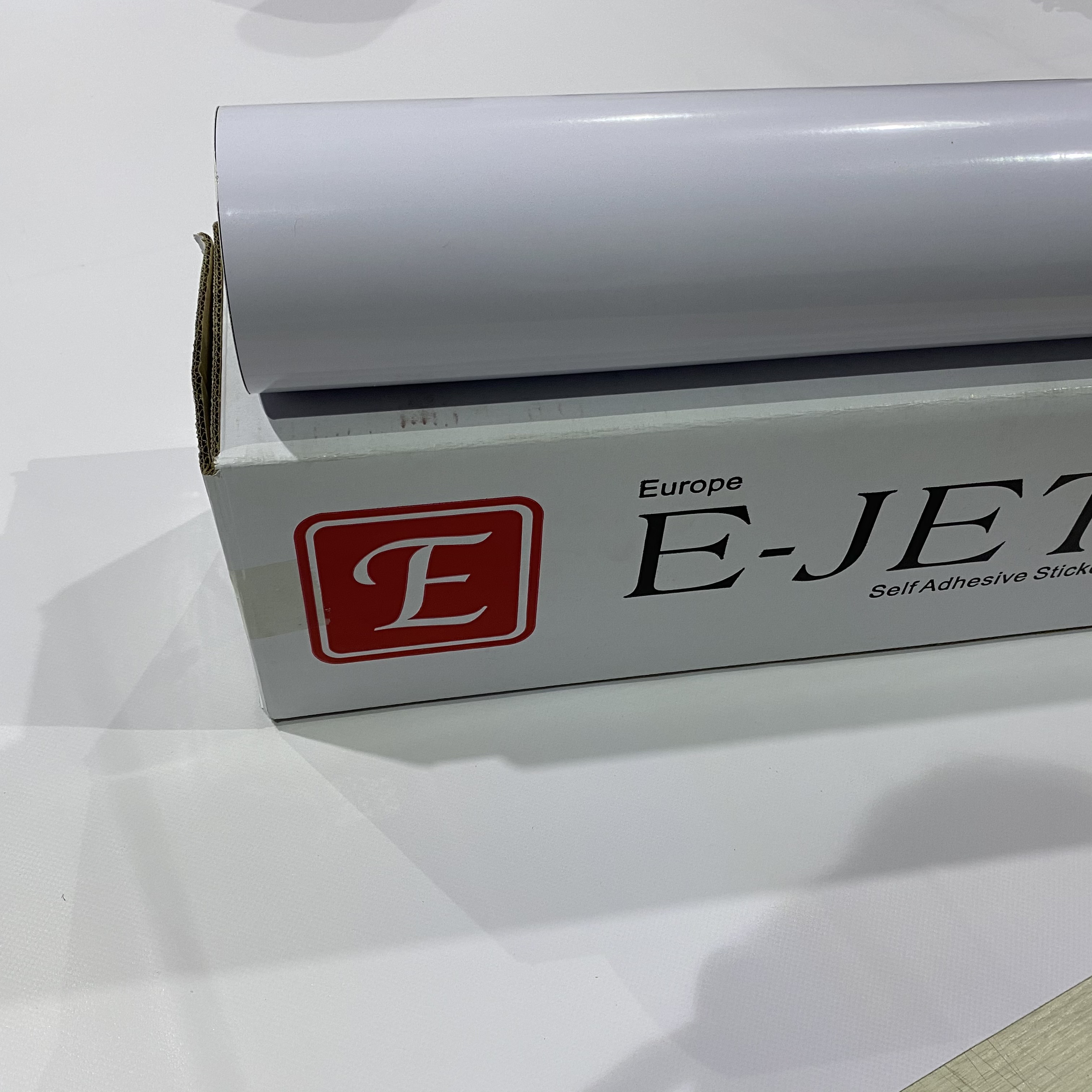 eco solvent glossy and matt white self adhesive vinyl decorative roll for advertising