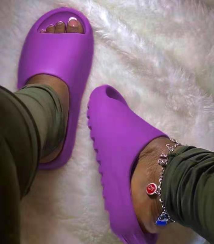 Новинка 2021, модные однотонные фиолетовые Нескользящие женские шлепанцы yeezy в стиле граффити, летние мягкие пляжные шлепанцы из ЭВА