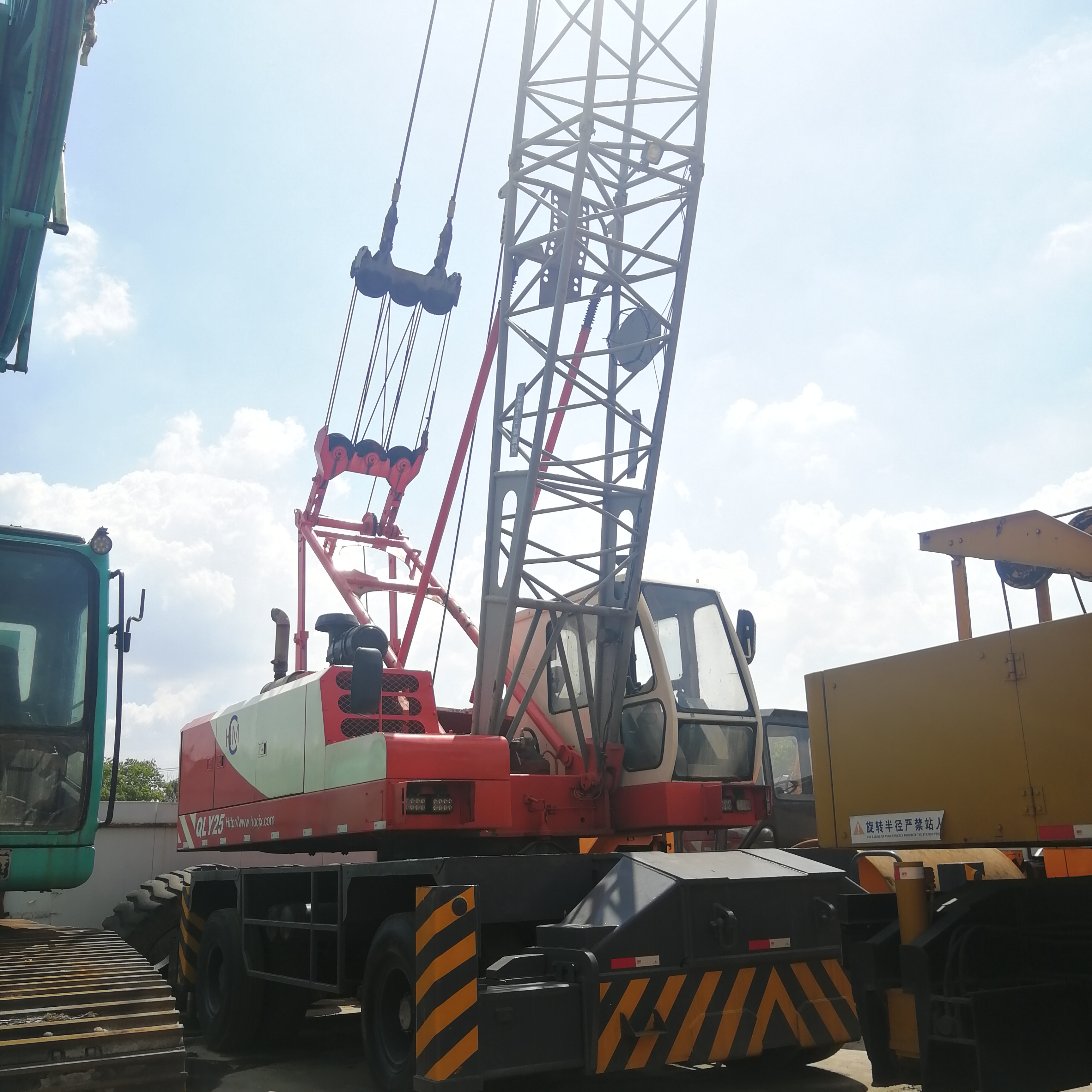 Б/у кран HCM QLY25 25T для продажи в Шанхае