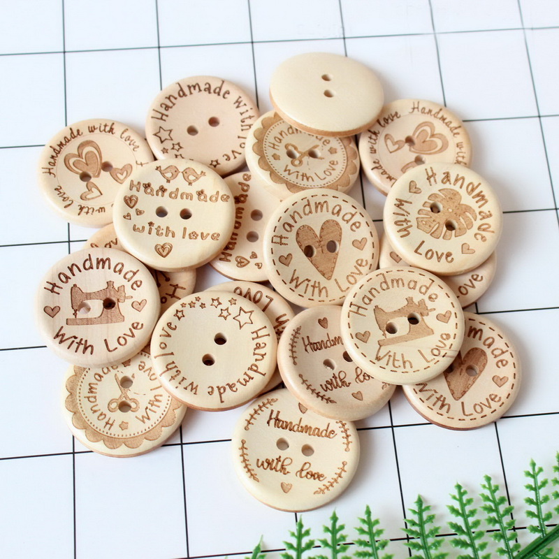 AD0166 1,2 "30 мм 'handmade с любовью» кнопки необработанные натуральные деревянные пуговицы поставщики Скрап пришивания пуговиц