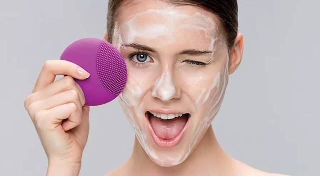 Mini electric face cleansing instrument silicone facial pore deep cleansing brush