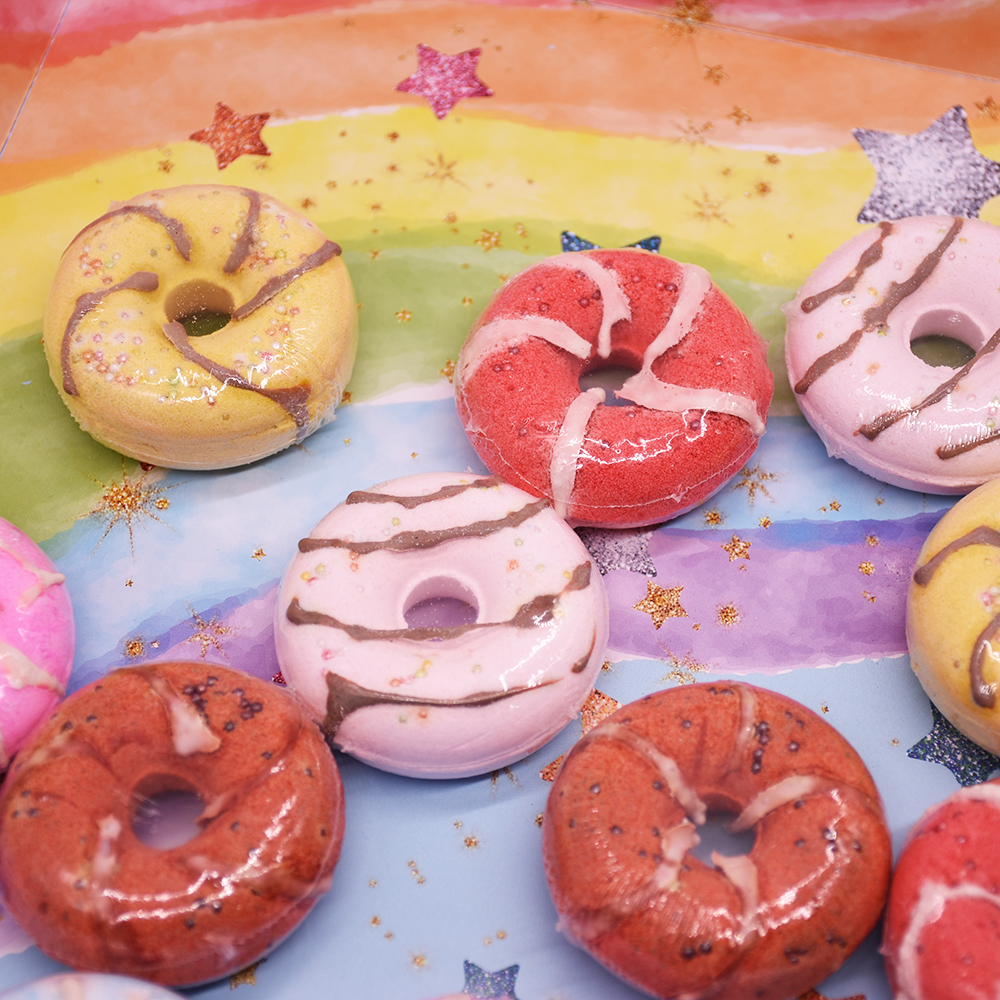 AKIACO Hot sell candy cane peach shape logo make chocolate rainbow cloud bath bomb
