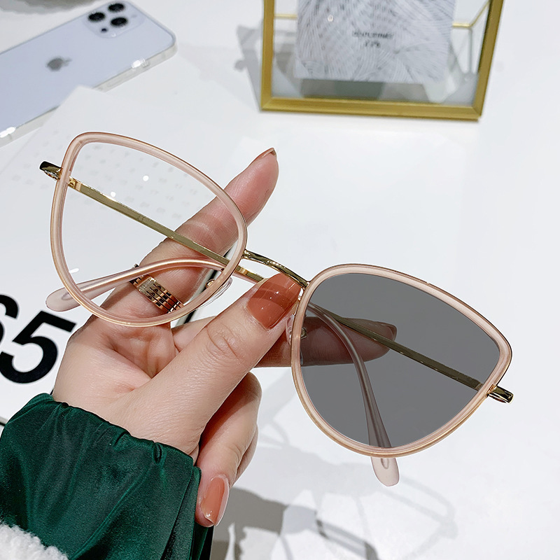 Wholesale Trendy Cat Eye Metal Frames Photochromic Spectacle Glasses Anti Blue Light Optical Eyeglasses Frame ForWomen
