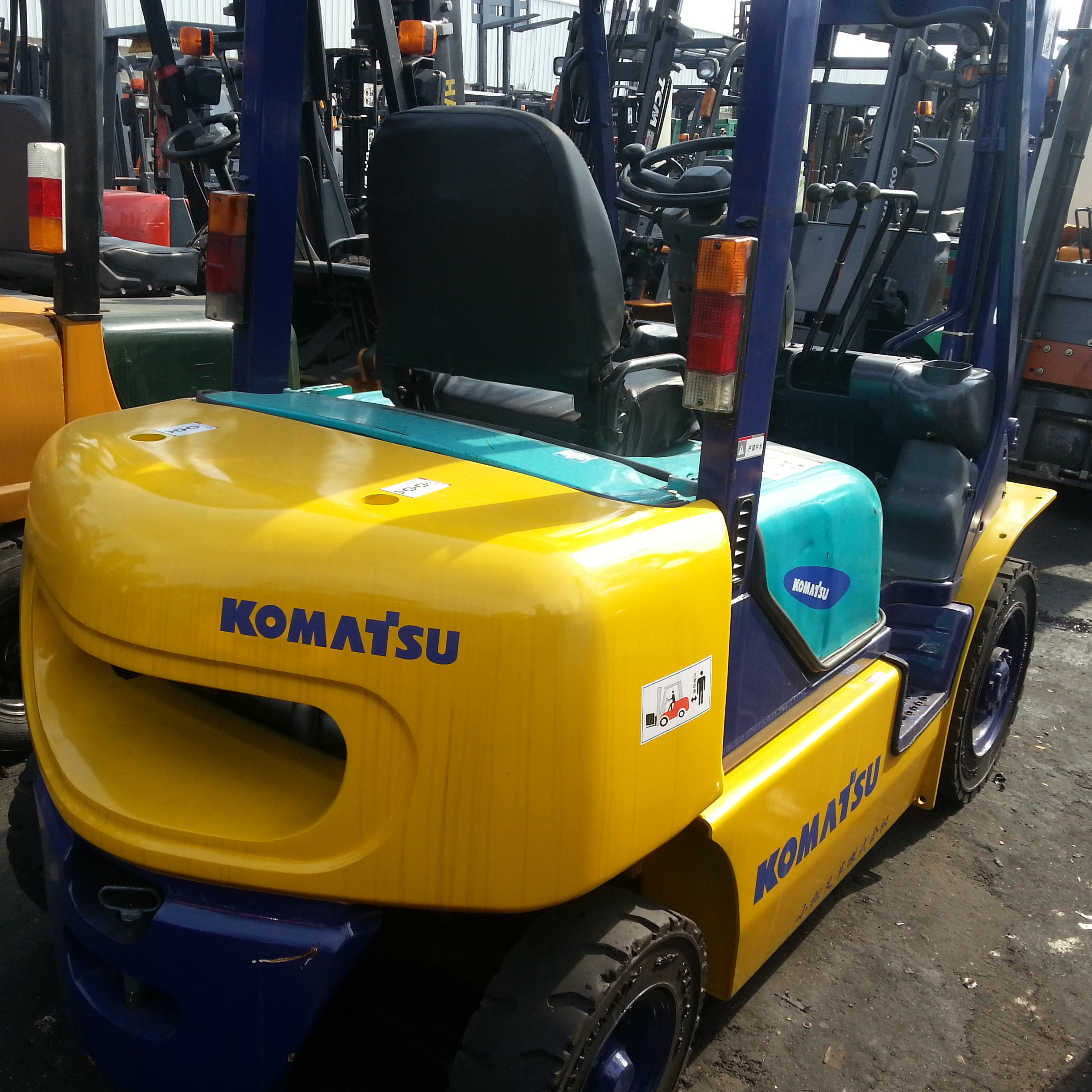 Подержанный вилочный погрузчик KOMATSU FD30/FD80 fd30 вилочный погрузчик/недорогой 3-тонный вилочный погрузчик для продажи в Шанхае