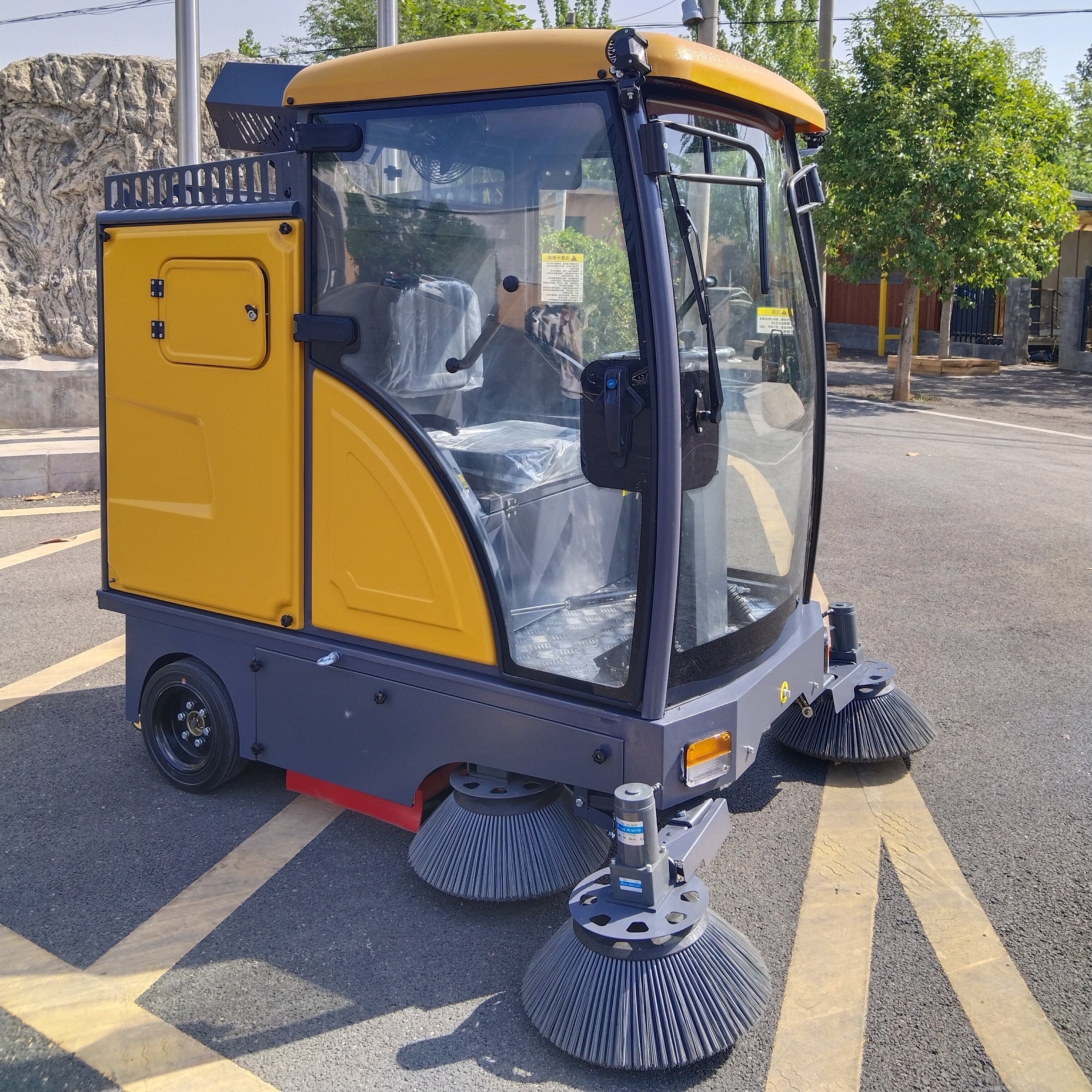 Commercial Industrial Floor Sweeper Machine Clean And Efficient Electricity For Workshop Road Street Electric Sweeper