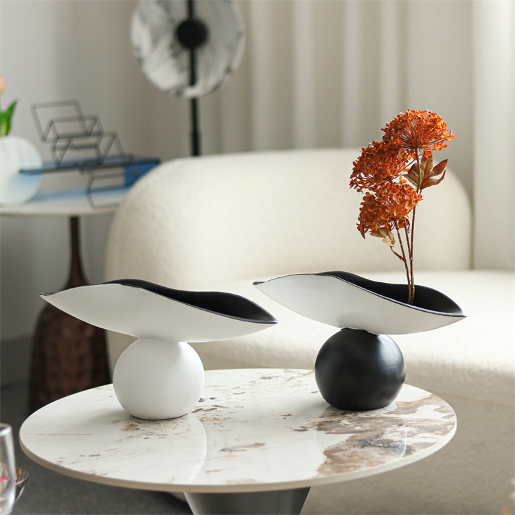 Modern Luxury Black White Resin Creative Decorative Flower Vase For Home Decor Art Desktop Office Decorative Flower Vessel