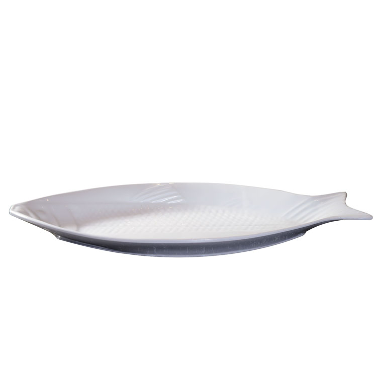 Wholesale white ODM/OEM acceptable porcelain white fish shaped plates for restaurant