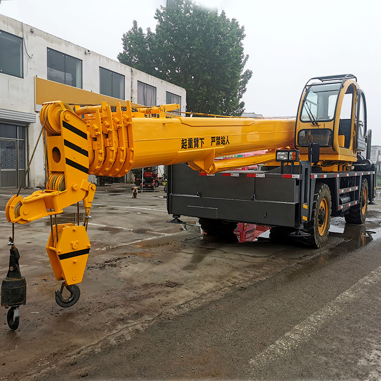 High quality and low price four-wheel drive crane 16 ton tire crane rough terrain crane