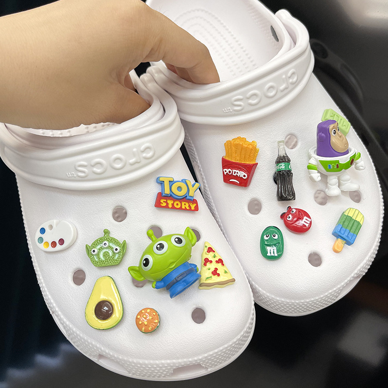 Anime Cartoon PVC Shoe Charms для Bracelet Decorations, Custom Luxury Toy Story, Designer Shoe, Croc, clogs, Wholesale