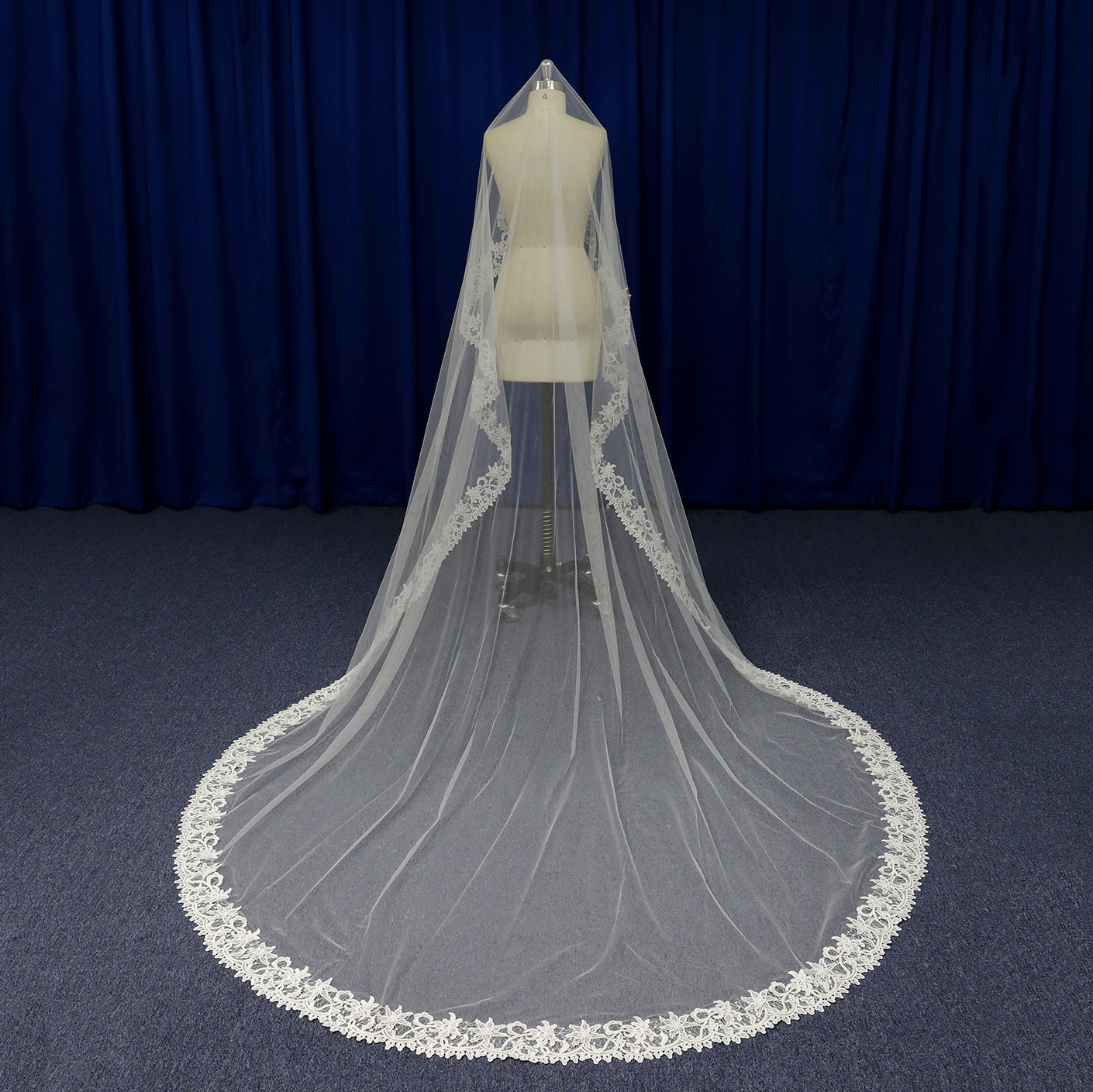 Fantastic wedding bridal long veils with edge lace appliques