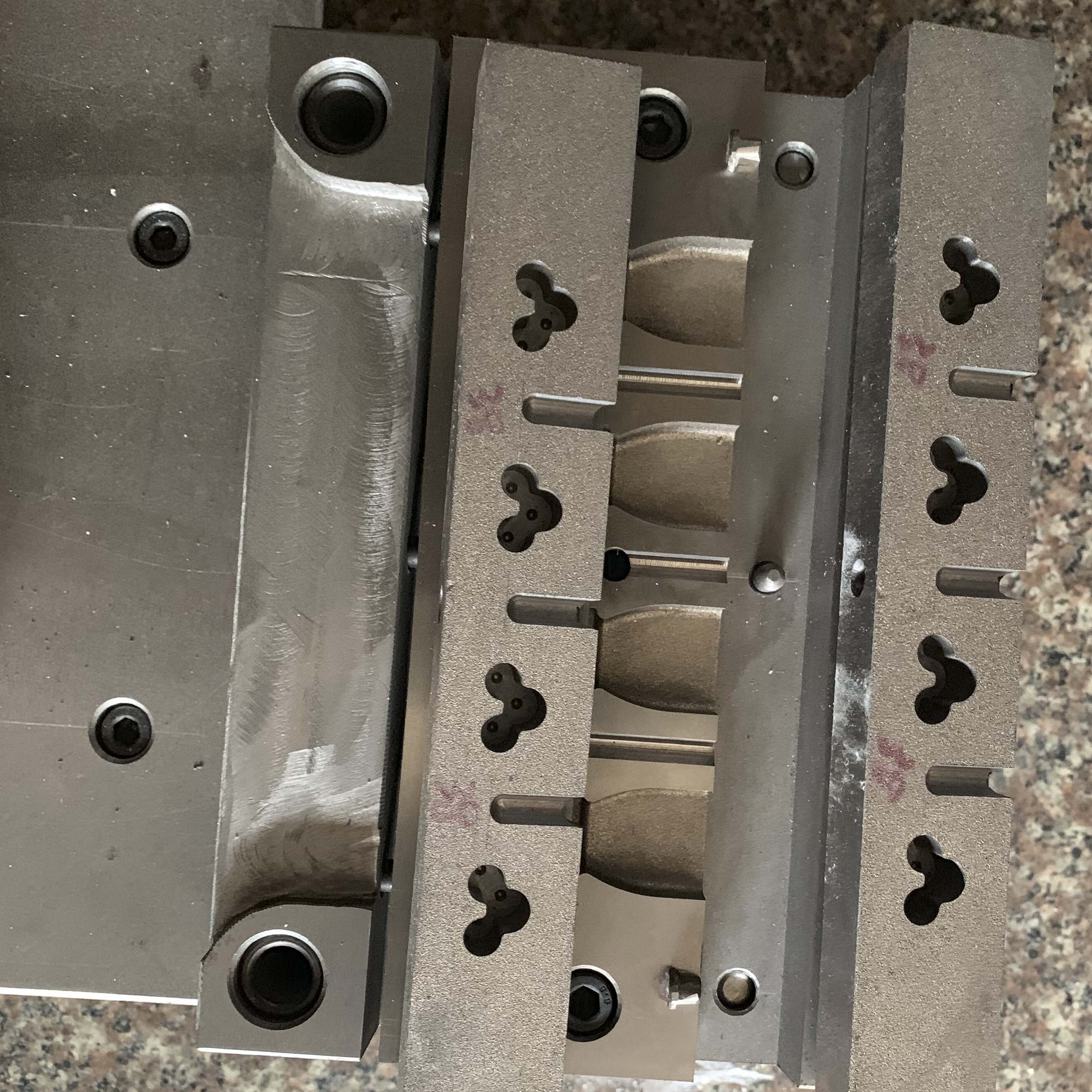 AU Power Plug Mold подходит для 85 тонн инъекции машины применение