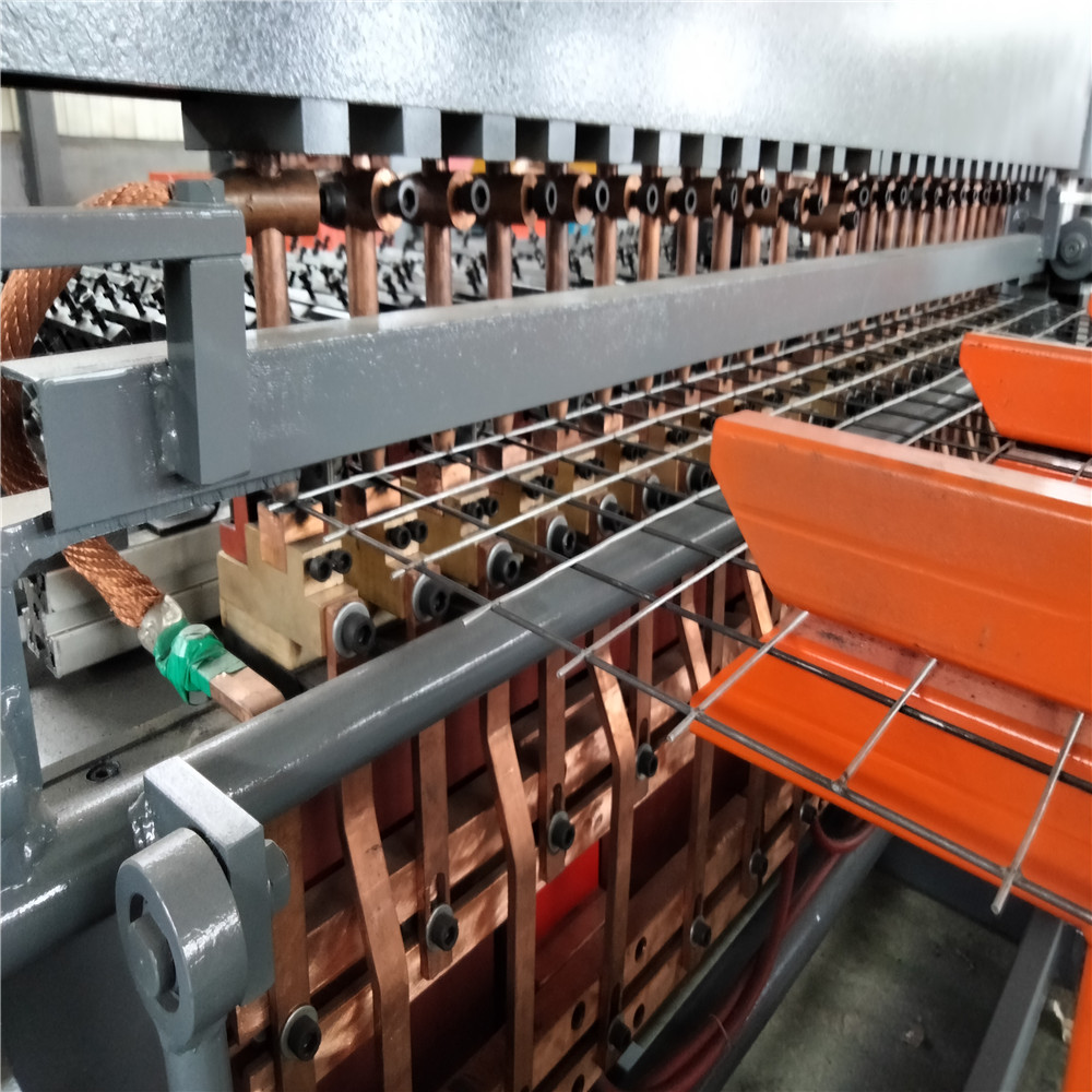 Easy operating fence panel welding machine