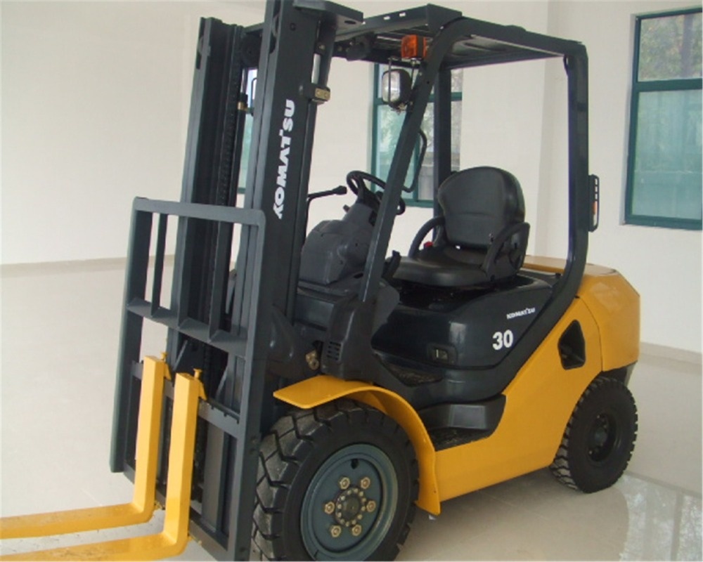 Подержанный Komatsu Япония Подержанный вилочный погрузчик 3 тонны дизельный FD30 для продажи в Шанхае ярд для продажи