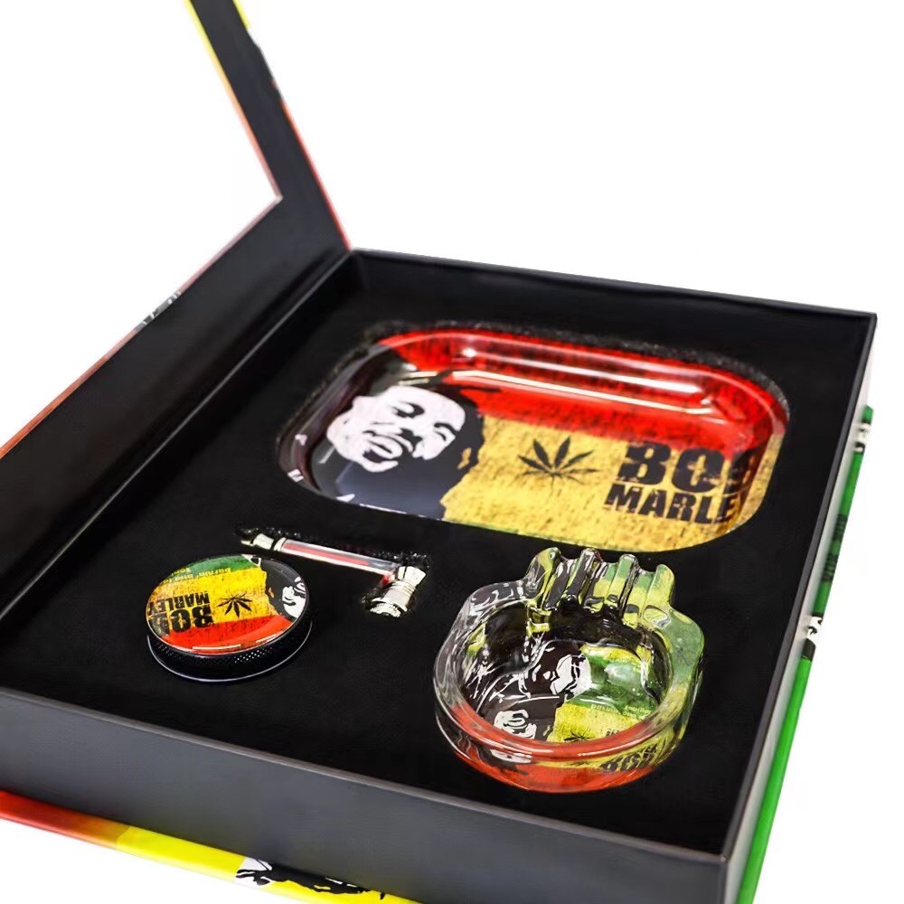 2021 New Arrival 4 in 1 Smoking Accessories Sets Gift Box Grinder Rolling Tray Glass Ashtray Smoking Pipe Smoking Kits