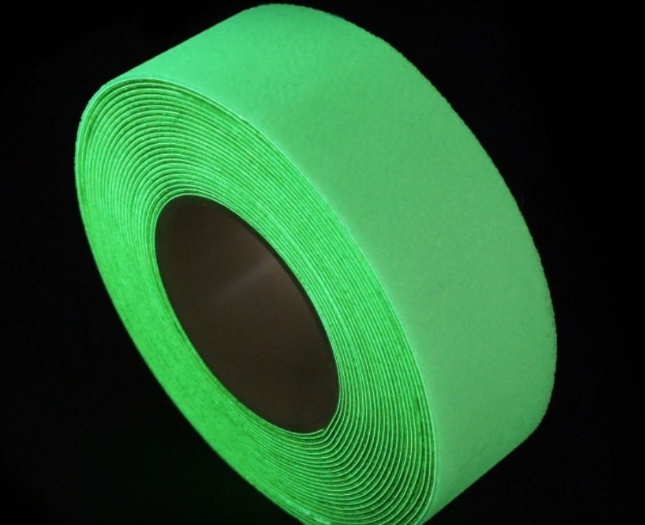 Неоновой расцветкой Blacklight реактивной лента светится в темноте