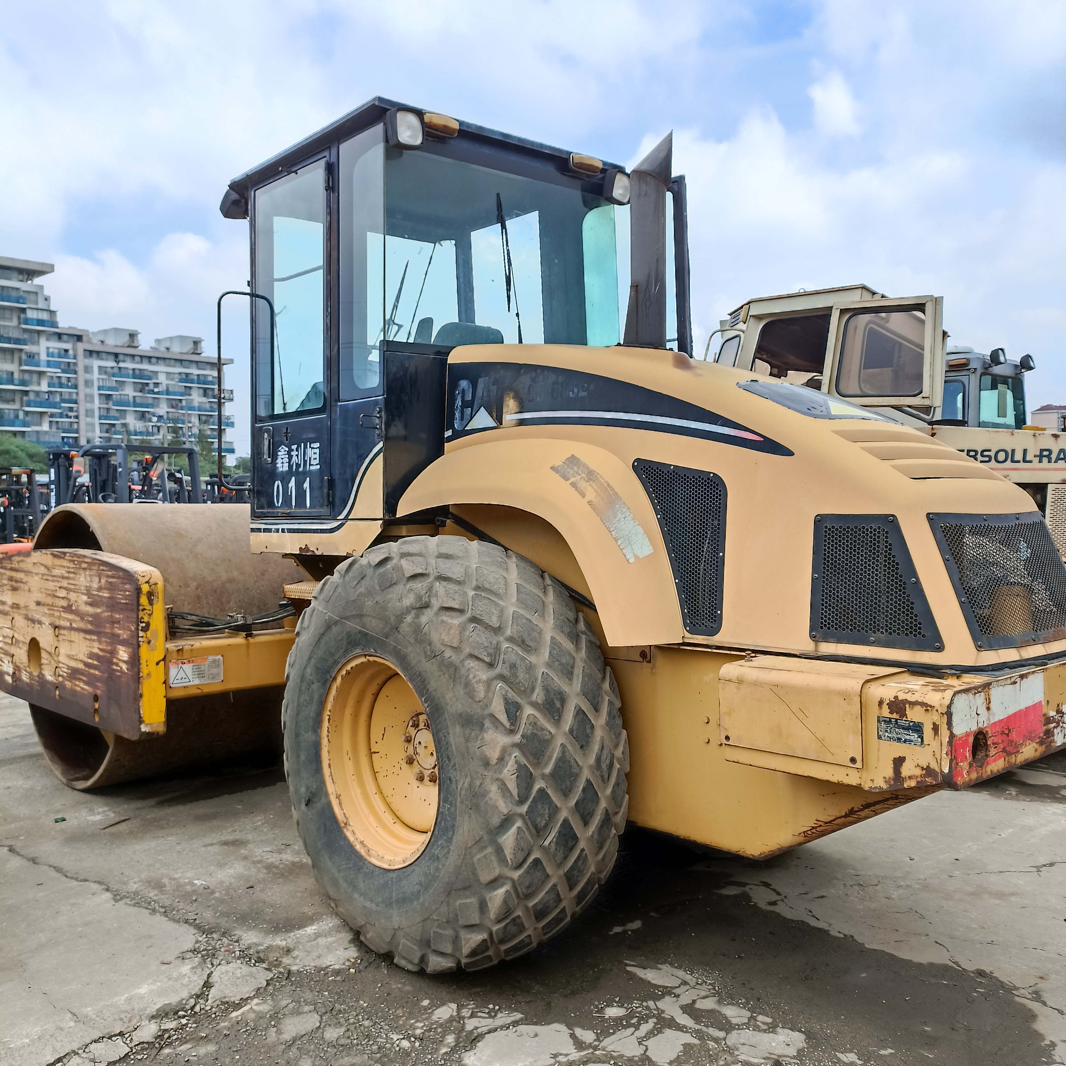 Roller Machine Vibratory Single Drum Road Roller Engine Catcs383e roads roller for sales