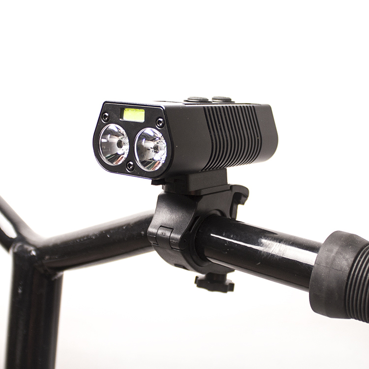 Intelligent super Bright 750 Lumen USB rechargeable bike light for safety riding