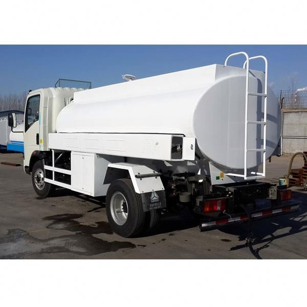 Китайский грузовик sinotruck howo для перевозки топливного бака 8 куб. М RHD