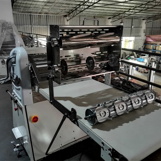 Automatic Dough Pastry Sheeter Roller Reversible Dough Laminator Croissant Dough Sheeter with cutter