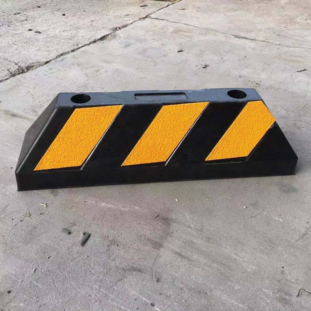 Factory Price 550*150*150Mm Car Parking Rubber Wheel Stopper Price With Regular reflector
