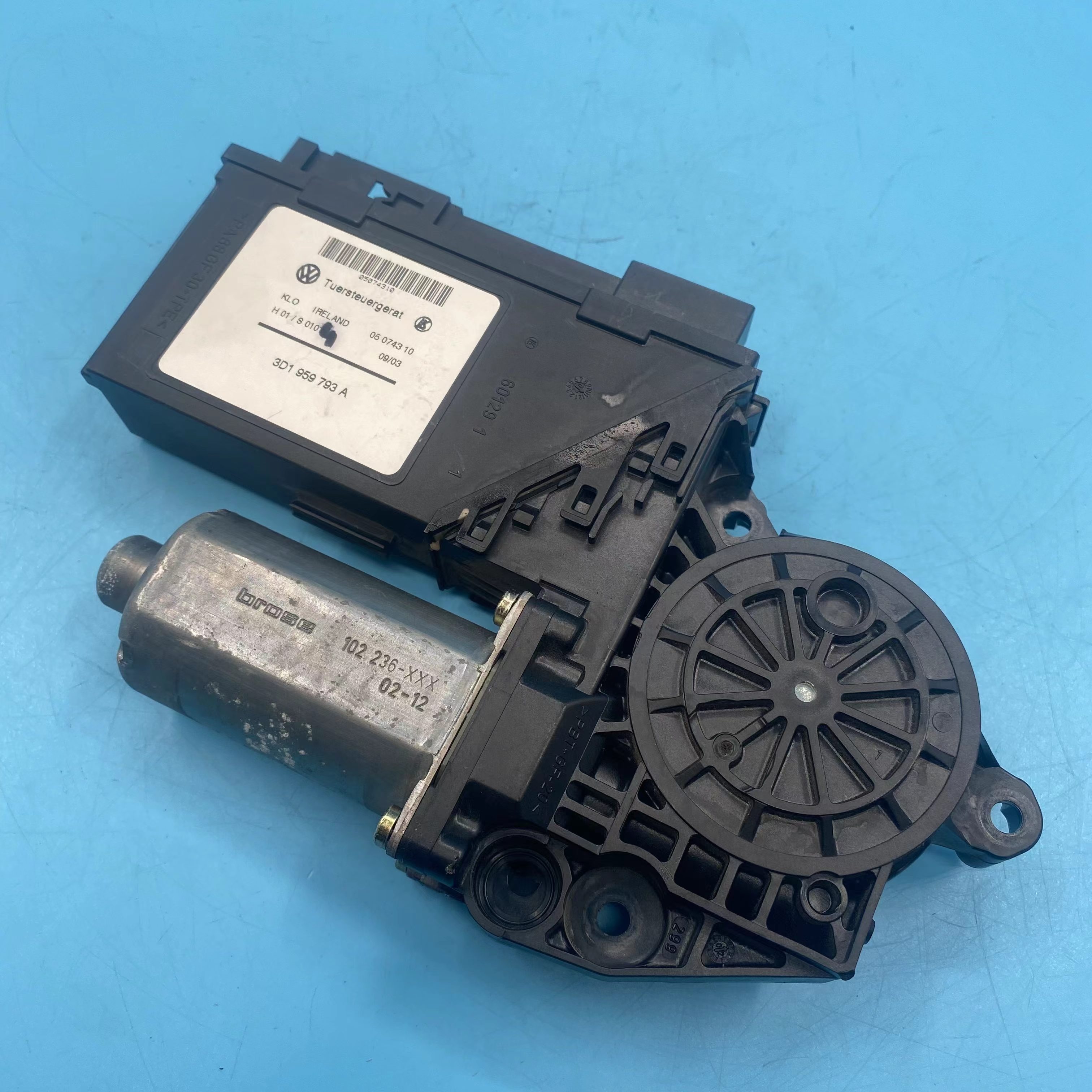 Мотор-подъемник левого переднего стекла для Porsche Cayenne oem95562470102