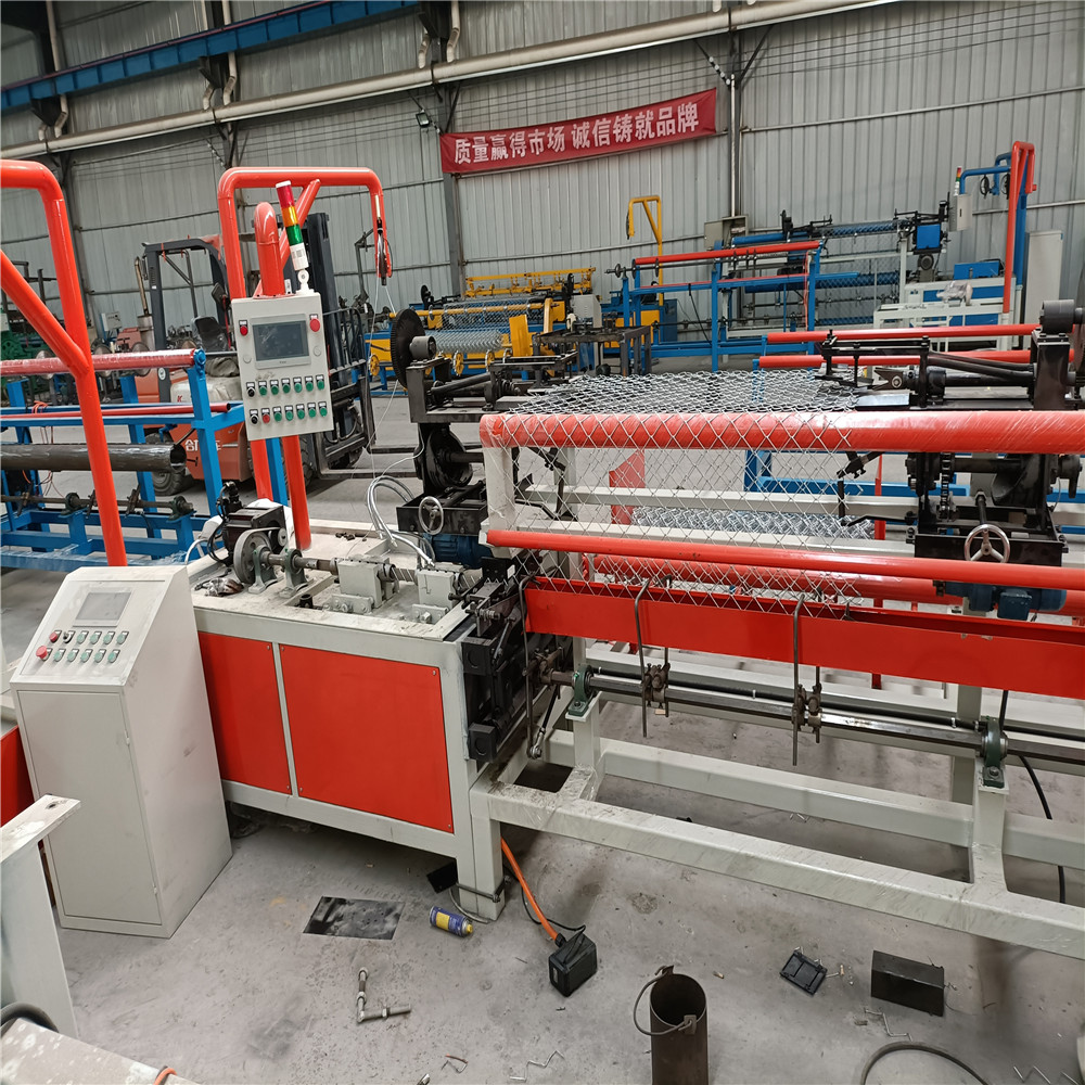 Factory High speed fully- automatic chain link fence machine,save raw material human and time chain link fence machinery